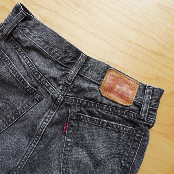 The Levi's Wedgie Short in Dark Grey for Women, size 25 - Picture 2 of 6